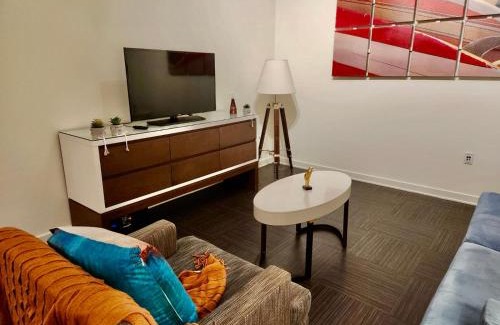Hollywood Apartamento | Modern Venice Beach Stay - Walk to Marina & Boardwalk