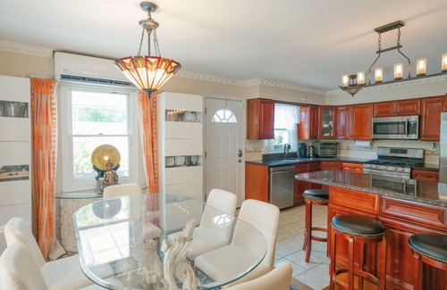 Roslyn Casa | Modern vibe w/historic Roslyn home on Long Island