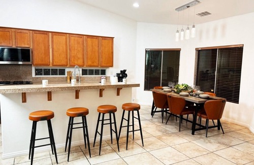 Palm Springs Casa | Modern & vibrant art w/ ample space for gatherings