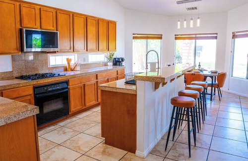 Palm Springs Casa | Modern & vibrant art w/ ample space for gatherings