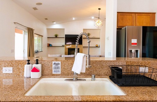 Palm Springs Casa | Modern & vibrant art w/ ample space for gatherings