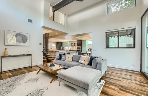 Zilker Villa | Modern Villa 5 minutes from Zilker Park and Downtown