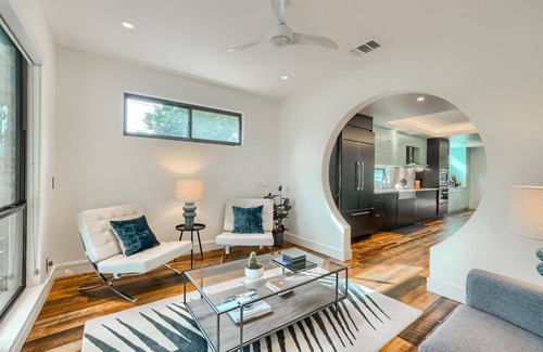 Zilker Villa | Modern Villa 5 minutes from Zilker Park and Downtown