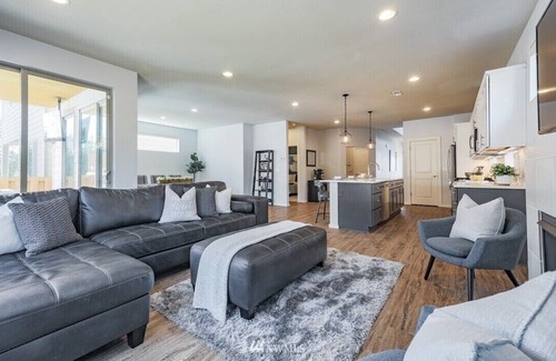 Maple Valley Casa | Modern Villa and modern architecture full of light