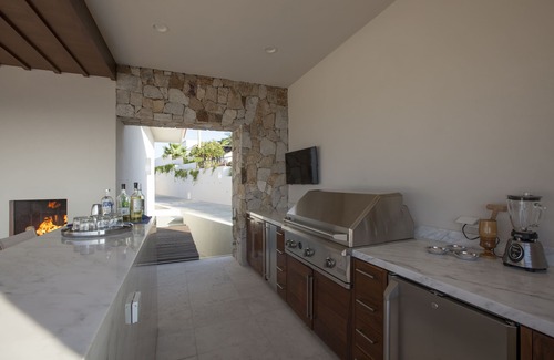Buzzards Villa | Modern Villa Cabo - Maid, Beach Club, Lap Pool, Tennis, Gym