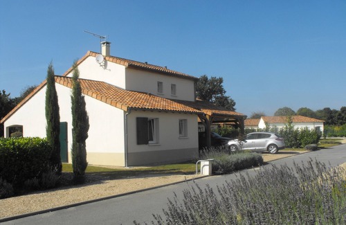 Les Forges Villa | Villa moderna con más de 1000 m2 de jardín, junto a la piscina climatizada y campo de golf
