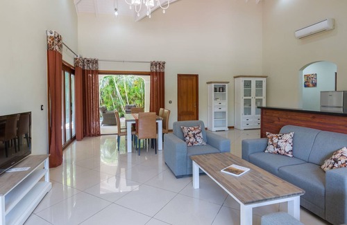 Salina Casa | Villa moderna cerca de la playa de Mambo con piscina privada