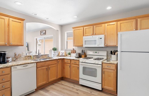 Virginia Trace Villa | Modern Villa Retreat – 2 minutes from Lake Sumter Landing