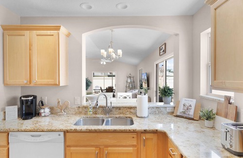 Virginia Trace Villa | Modern Villa Retreat – 2 minutes from Lake Sumter Landing