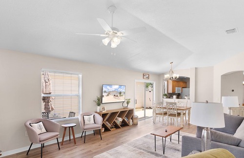 Virginia Trace Villa | Modern Villa Retreat – 2 minutes from Lake Sumter Landing