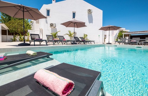 Montechoro Villa | Modern villa w/ heatable pool & BBQ, Albufeira