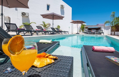 Montechoro Villa | Modern villa w/ heatable pool & BBQ, Albufeira