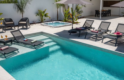 Montechoro Villa | Modern villa w/ heatable pool & BBQ, Albufeira