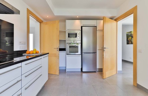 Portopetro Villa | Villa moderna con piscina privada, situada meeresnah, gran jardín