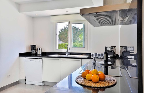 Portopetro Villa | Villa moderna con piscina privada, situada meeresnah, gran jardín