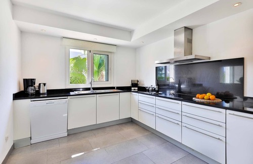 Portopetro Villa | Villa moderna con piscina privada, situada meeresnah, gran jardín