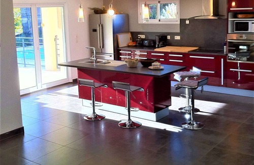 Brujas Casa | Villa moderna con piscina privada climatizada, capacidad para 6 personas, cerca de Vallon Pont d’Arc