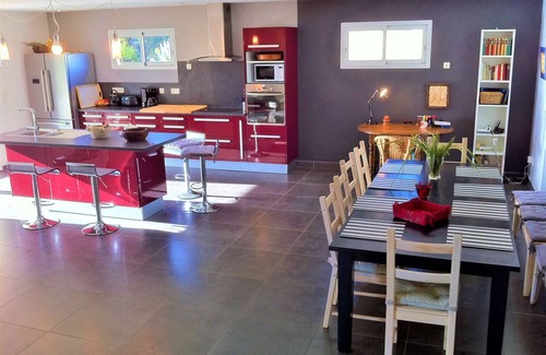 Brujas Casa | Villa moderna con piscina privada climatizada, capacidad para 6 personas, cerca de Vallon Pont d’Arc