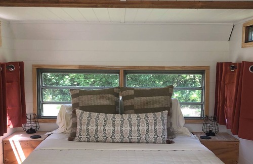 Eureka Alquiler De RV | Modern Vintage Camper on a Farm w/ River View