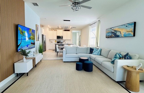 Bonita Springs Casa | Modern Water View Bliss House 3-bedroom 2-bath - Community Pool