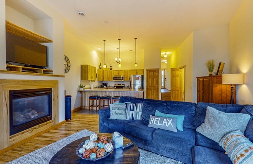 Minocqua Condominio | Modern Water-View Condo with Fast WiFi, Gas Fireplace, Patio & Gas Grill