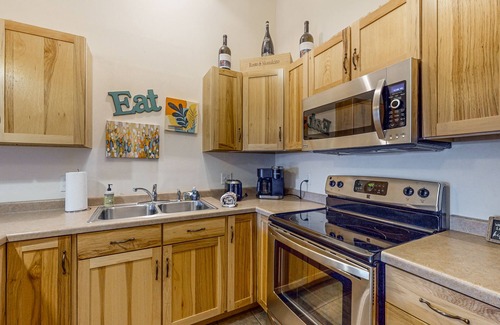 Minocqua Condominio | Modern Water-View Condo with Fast WiFi, Gas Fireplace, Patio & Gas Grill