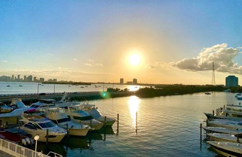 North Bay Village Apartamento | Modern waterfront apartment with Miami Skyline view, free parking 5 mins drive to Miami Beach
