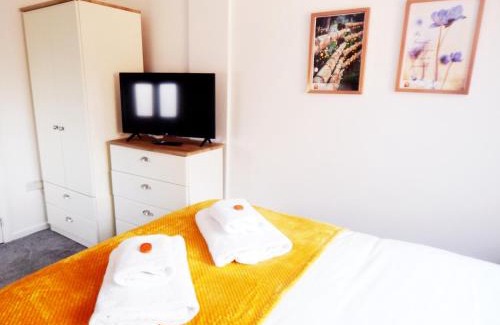 Cambridge Casa | Modern, well located en-suite rooms with parking - Orbitat Accommodations