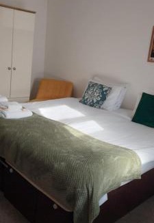 Cambridge Casa | Modern, well located en-suite rooms with parking - Orbitat Accommodations