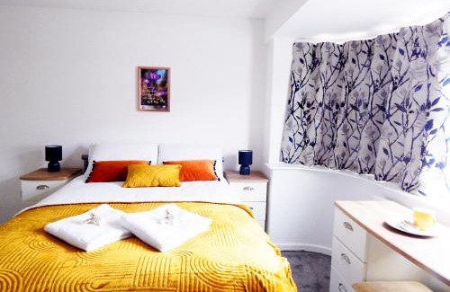 Cambridge Casa | Modern, well located en-suite rooms with parking - Orbitat Accommodations