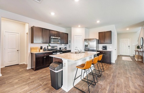 San Antonio Casa | Modern Western 5BR Retreat! Lackland BMT SeaWorld Riverwalk Alamo