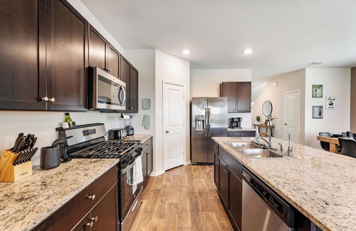 San Antonio Casa | Modern Western 5BR Retreat! Lackland BMT SeaWorld Riverwalk Alamo