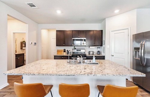 San Antonio Casa | Modern Western 5BR Retreat! Lackland BMT SeaWorld Riverwalk Alamo
