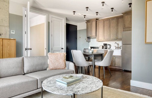 Williamsburg Apartamento | Modern Williamsburg 2BR w/ W/D & Gym, nr Domino Park, by Blueground