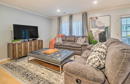 Ogden Casa | Modern Wilmington Getaway ~ 6 Miles to Beaches!