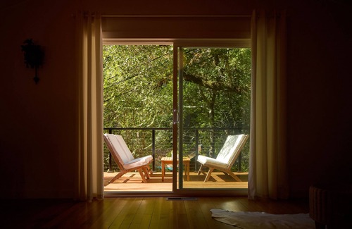 Hacienda Casa | Modern wooded gem with fast WiFi, charming deck, fireplace, W/D & central AC