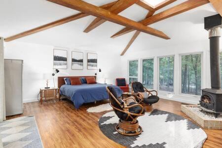 The Woods Casa | Modern Wooded Oasis w Hot Tub, WiFi, Grill, & Dome