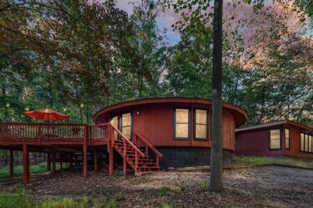 The Woods Casa | Modern Wooded Oasis w Hot Tub, WiFi, Grill, & Dome