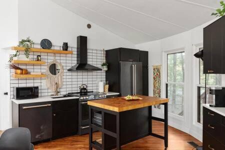 The Woods Casa | Modern Wooded Oasis w Hot Tub, WiFi, Grill, & Dome