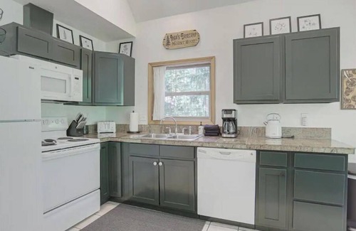 Rhododendron Casa | Modern ZigZag Basecamp - Hot Tub + Pups Welcome!