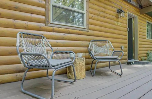 Rhododendron Casa | Modern ZigZag Basecamp - Hot Tub + Pups Welcome!