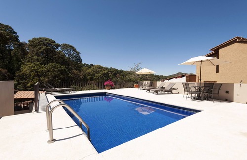 Valle de Bravo Apartamento | Moderna Villa con Hermosa Vista al Lago