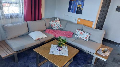 El Guincho Apartamento | Moderne Ferienwohnung mit privatem Balkon sowie Meer- und Gebirgsblick