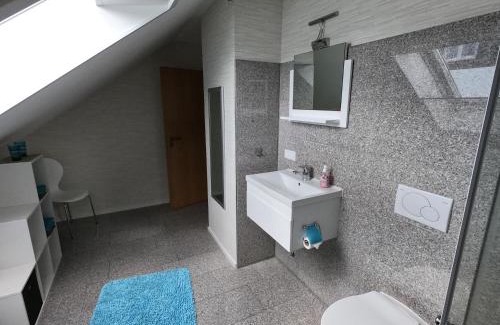 Wurmersheim Apartamento | Moderne Ferienwohnung in Durmersheim 2 Zi, Nähe Rhein und Messe KA