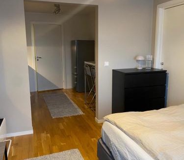 Tromso Apartamento | Moderne hybel nær naturen - gratis parkering!