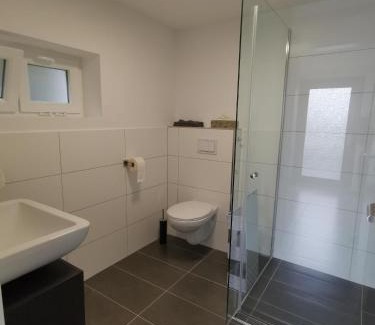 Remscheid Apartamento | Moderne Wohnung mit Terrasse und eigenem Zugang.
