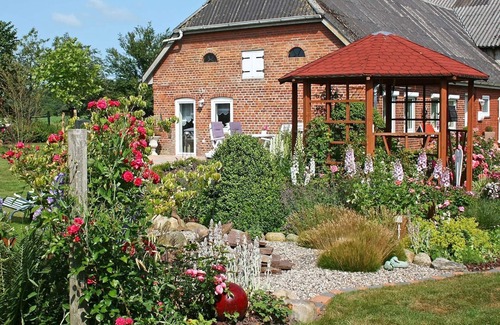 Uphusum Casa | Modernes, Gemütliches Doppelhaus mit Großem Garten und Kaminofen im Schönen Nordfriesland. Wunderbar für Paare und Familien Geeignet, die Sich Abseits des Alltagstrubels Eine Auszeit Gönnen Möchten. Gern Sind Auch Haustiere Willkommen!