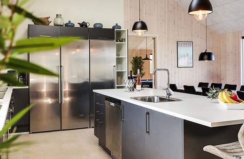 Stege Casa | Modernes Pool- und Aktivitätshaus mit 9 Schlafzimmern und 4 Bädern