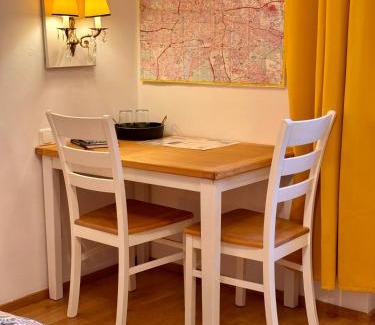 Am Waldfriedhof Casa | Modernes Zimmer am Park mit Garten, Hühner & Enten