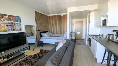 Tampere Apartamento | Moderni yksiö, parveke, parkki, palvelut